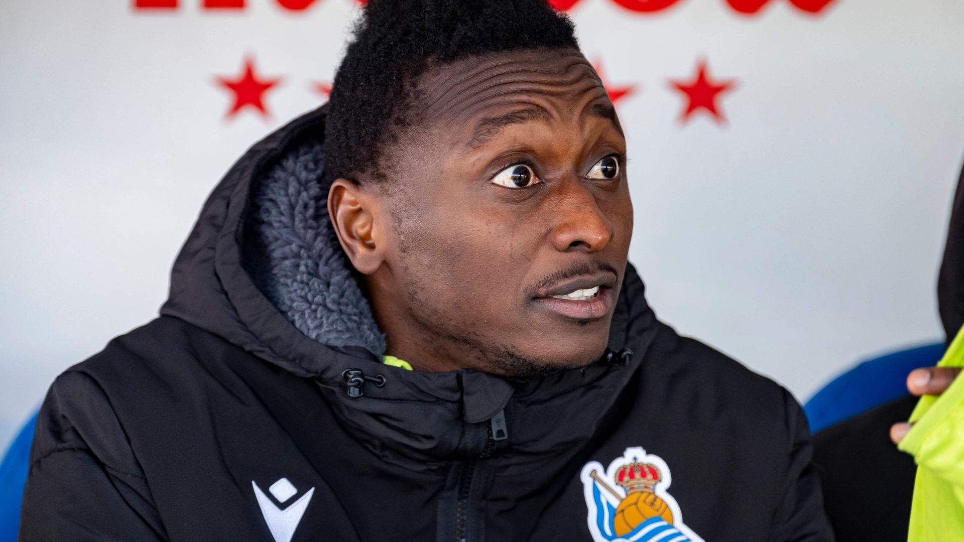 umar_sadiq_en_el_banquillo_durante_un_partido_de_la_real_sociedad_foto_cordon_press.jpg