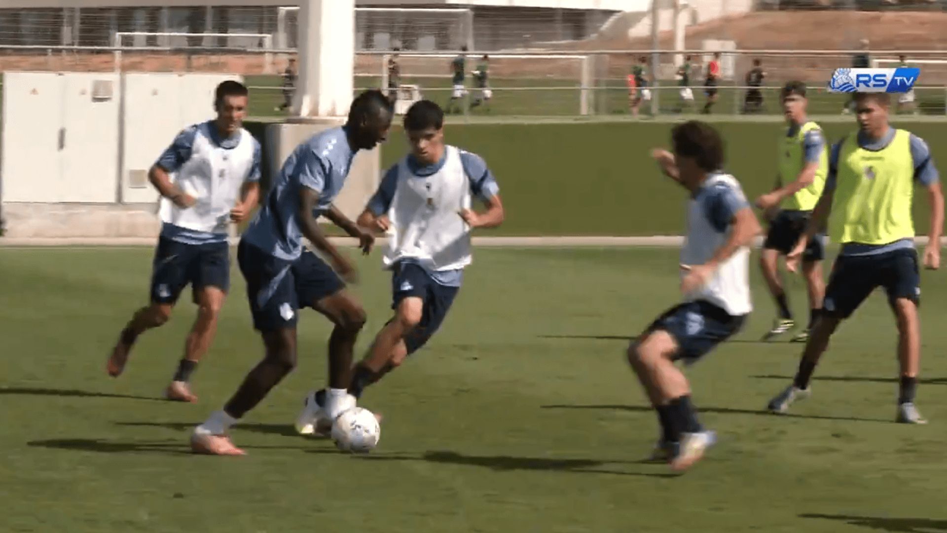umar_sadiq_en_el_entrenamiento_de_la_real_sociedad.png umar_sadiq_en_el_entrenamiento_de_la_real_sociedad.png