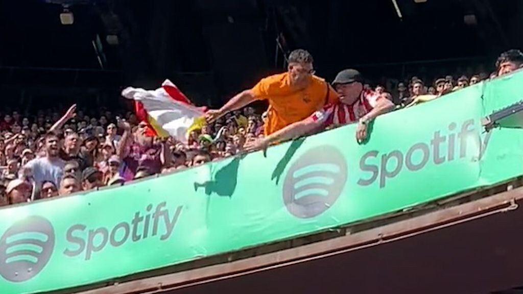 (Mediaset) Un aficionado del Atlético saca una bandera de España en el Camp Nou y termina expulsado
