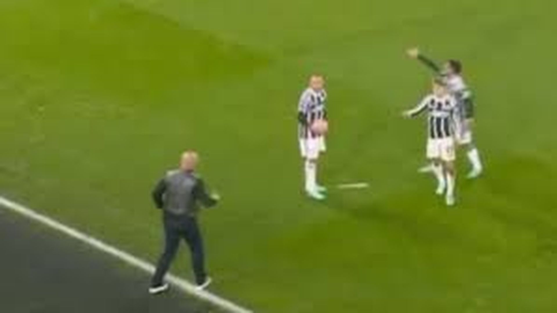 un_aficionado_del_sheffield_invade_el_campo_para_recriminar_una_accion_a_garnacho_esta.jpg un_aficionado_del_sheffield_invade_el_campo_para_recriminar_una_accion_a_garnacho_esta.jpg