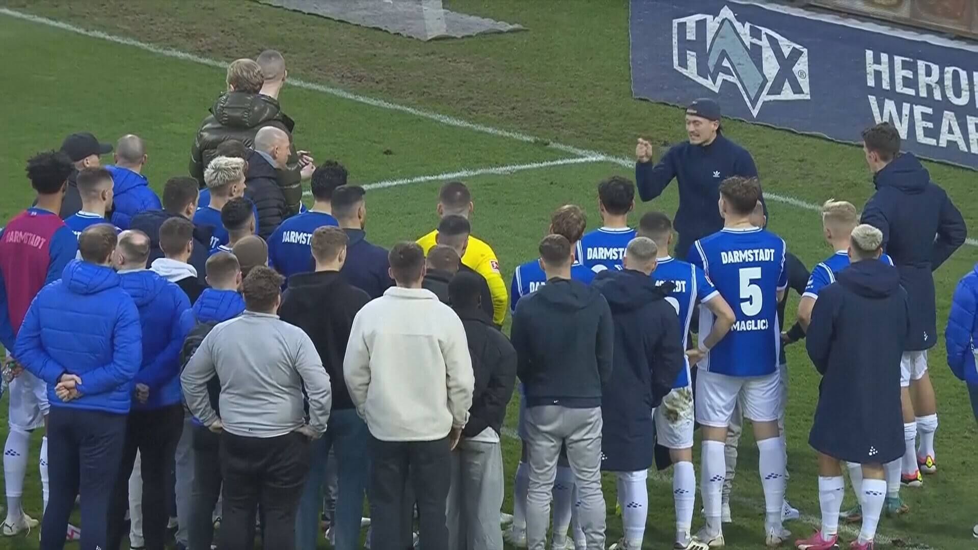 un_aficionado_le_echa_la_bronca_a_su_equipo_en_el_cesped_fuente_sntv.png un_aficionado_le_echa_la_bronca_a_su_equipo_en_el_cesped_fuente_sntv.png