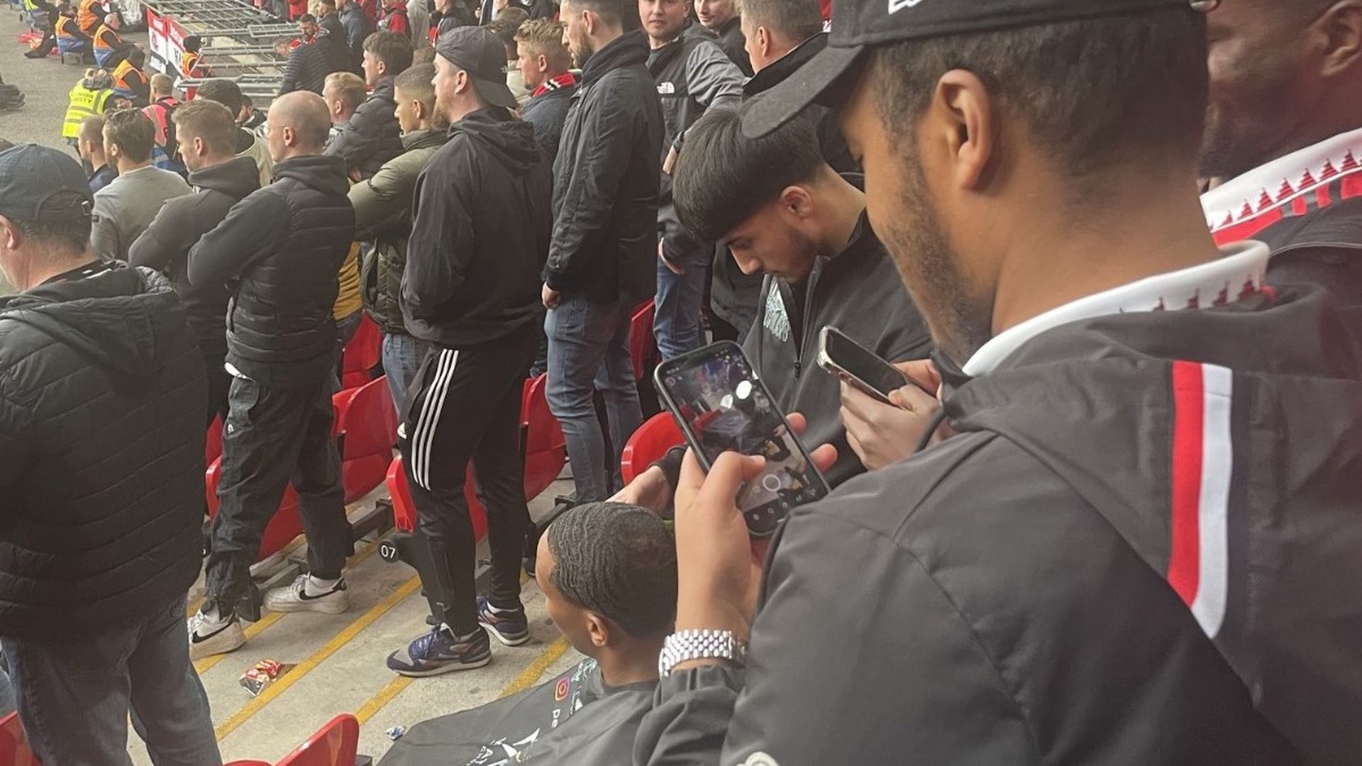 un_aficionado_se_corta_el_pelo_en_wembley.jpeg un_aficionado_se_corta_el_pelo_en_wembley.jpeg