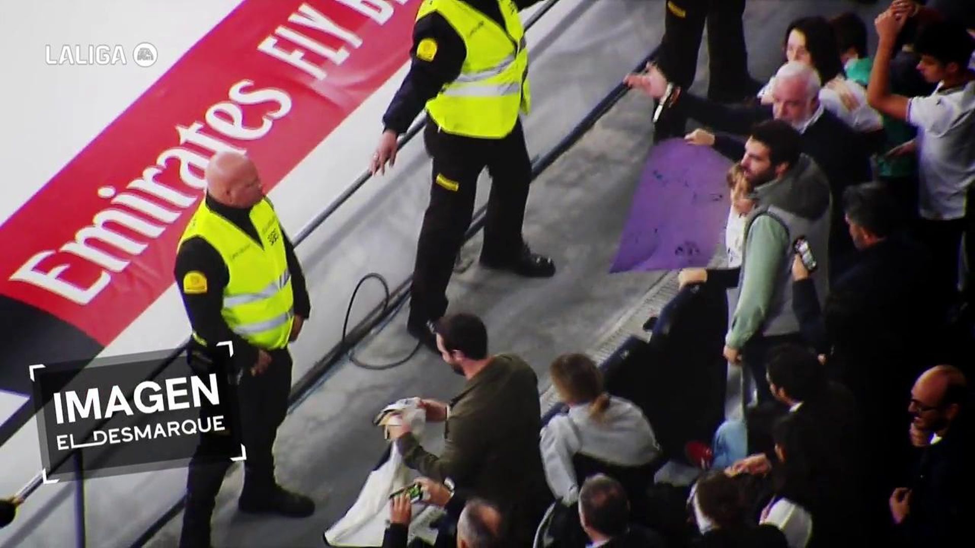 un_aficionado_se_lleva_la_camiseta_de_vinicius_que_era_para_una_nina__eldesmarque.jpg un_aficionado_se_lleva_la_camiseta_de_vinicius_que_era_para_una_nina__eldesmarque.jpg