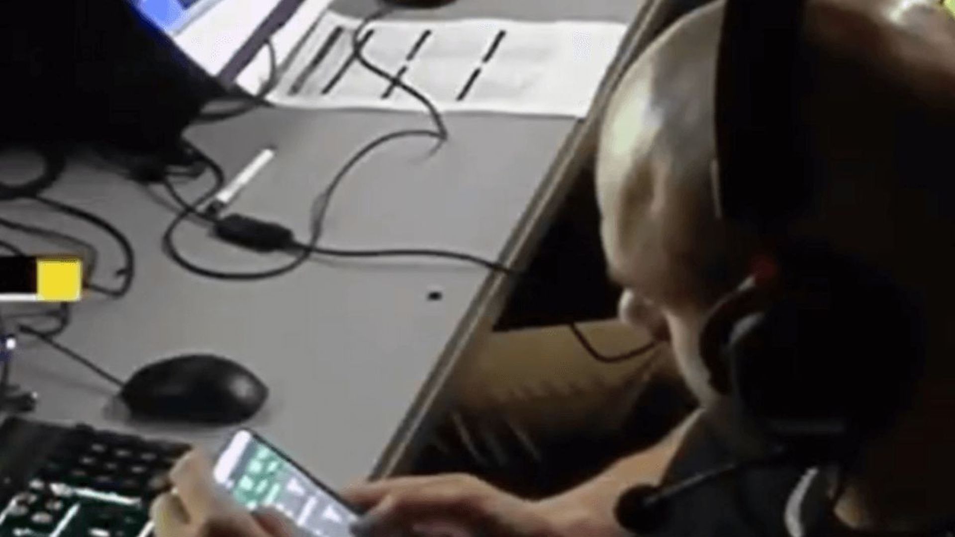 un_arbitro_de_var_con_el_movil_en_una_casa_de_apuestas.png un_arbitro_de_var_con_el_movil_en_una_casa_de_apuestas.png