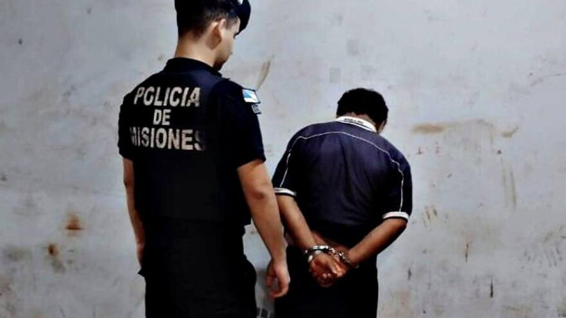 un_arbitro_detenido_tras_apunalar_a_un_jugador_el_futbolista_fue_trasladado_al_hospita.jpg un_arbitro_detenido_tras_apunalar_a_un_jugador_el_futbolista_fue_trasladado_al_hospita.jpg