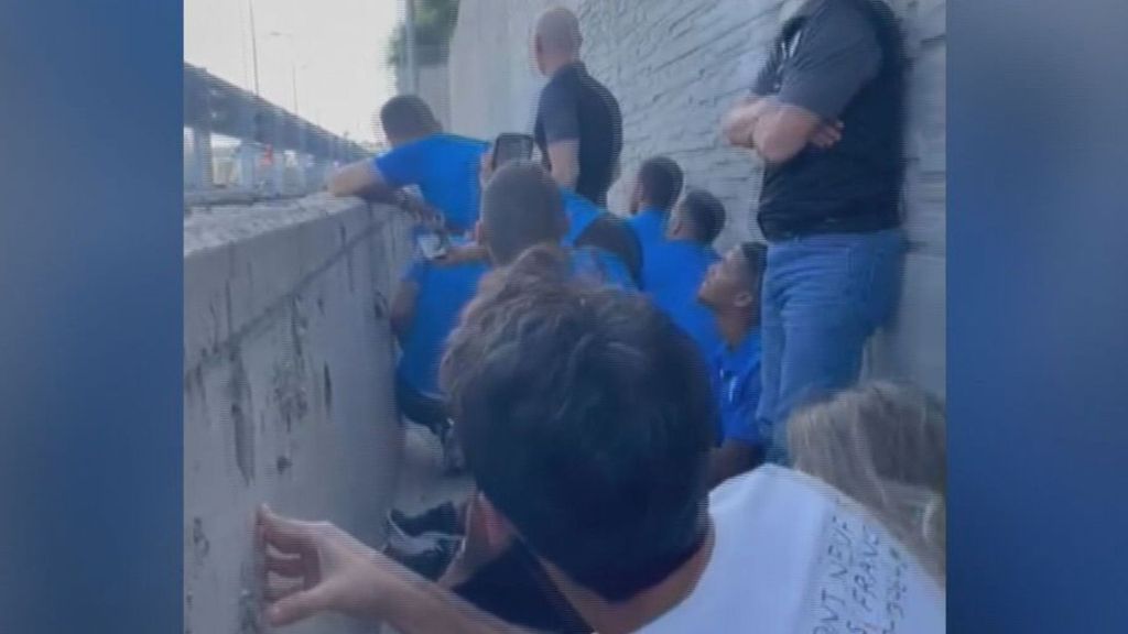 Un bombardeo sorprende al autobús de la selección israelí con Weissmann dentro: tienen que salir corriendo