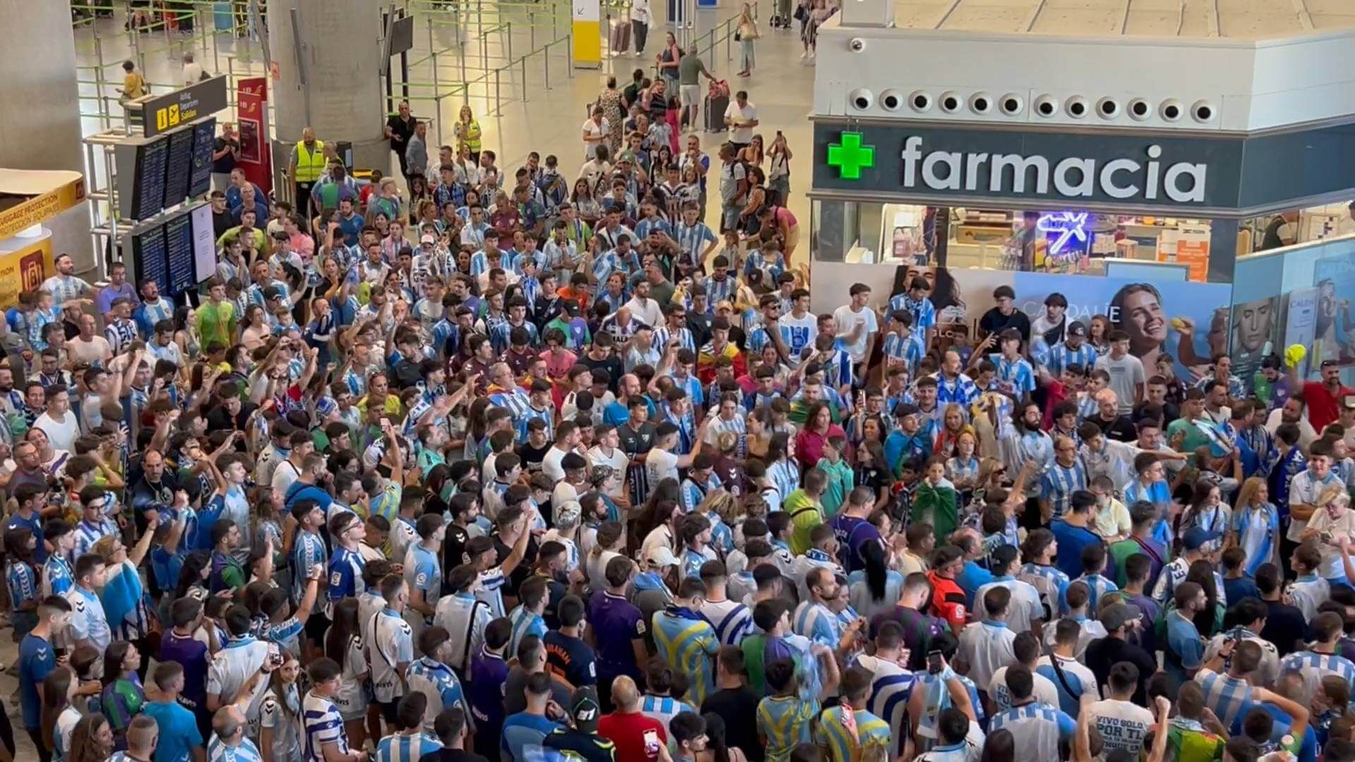 un_millar_de_aficionados_reciben_al_malaga_en_el_aeropuerto.jpg