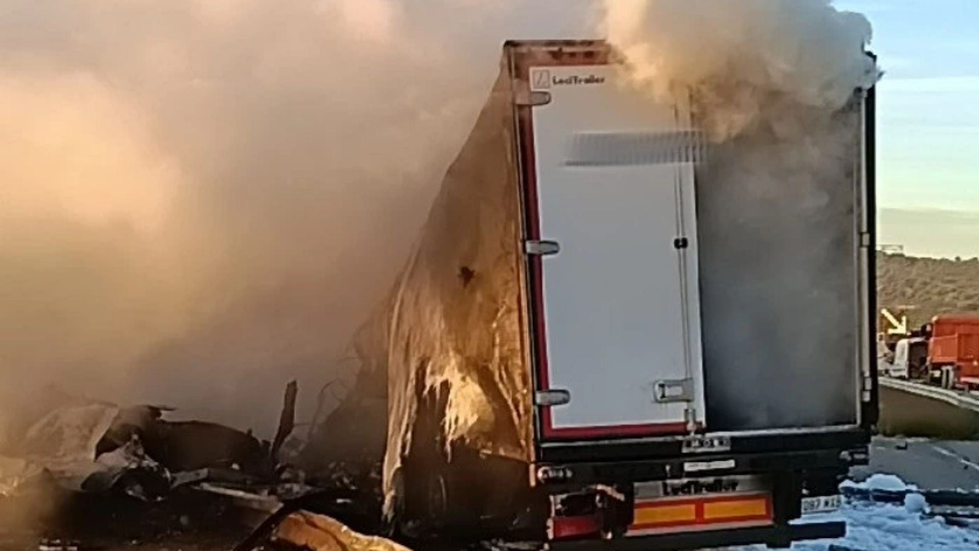 Un muerto y un herido grave en un accidente entre tres camiones en la AP-7 en L’Aldea, Tarragona: la carretera sigue cortada