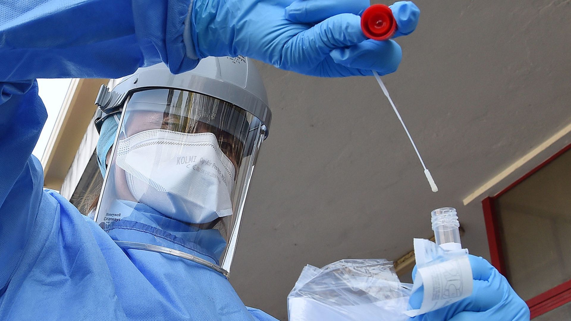 un_persona_realiza_test_de_coronavirus_001.jpeg