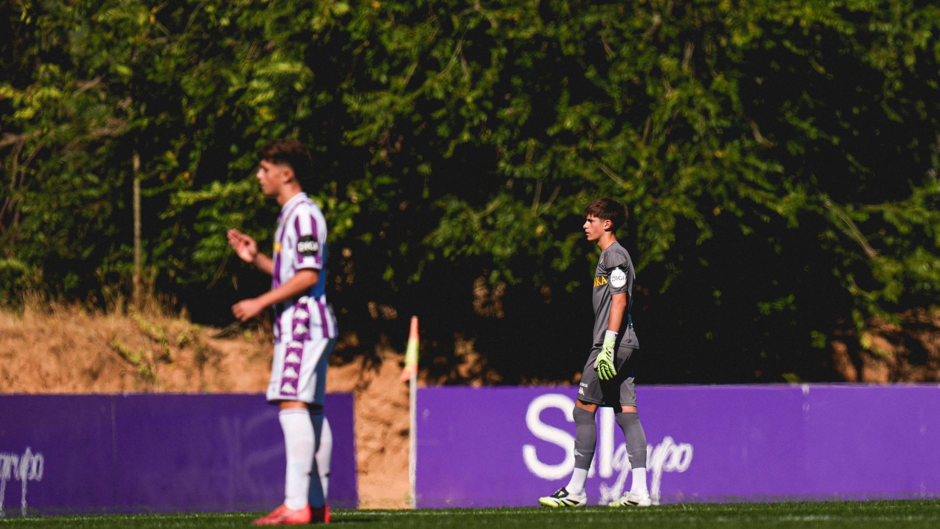 un_portero_de_la_cantera_pucelana_portando_el_brazalete_negro_001.jpeg un_portero_de_la_cantera_pucelana_portando_el_brazalete_negro_001.jpeg