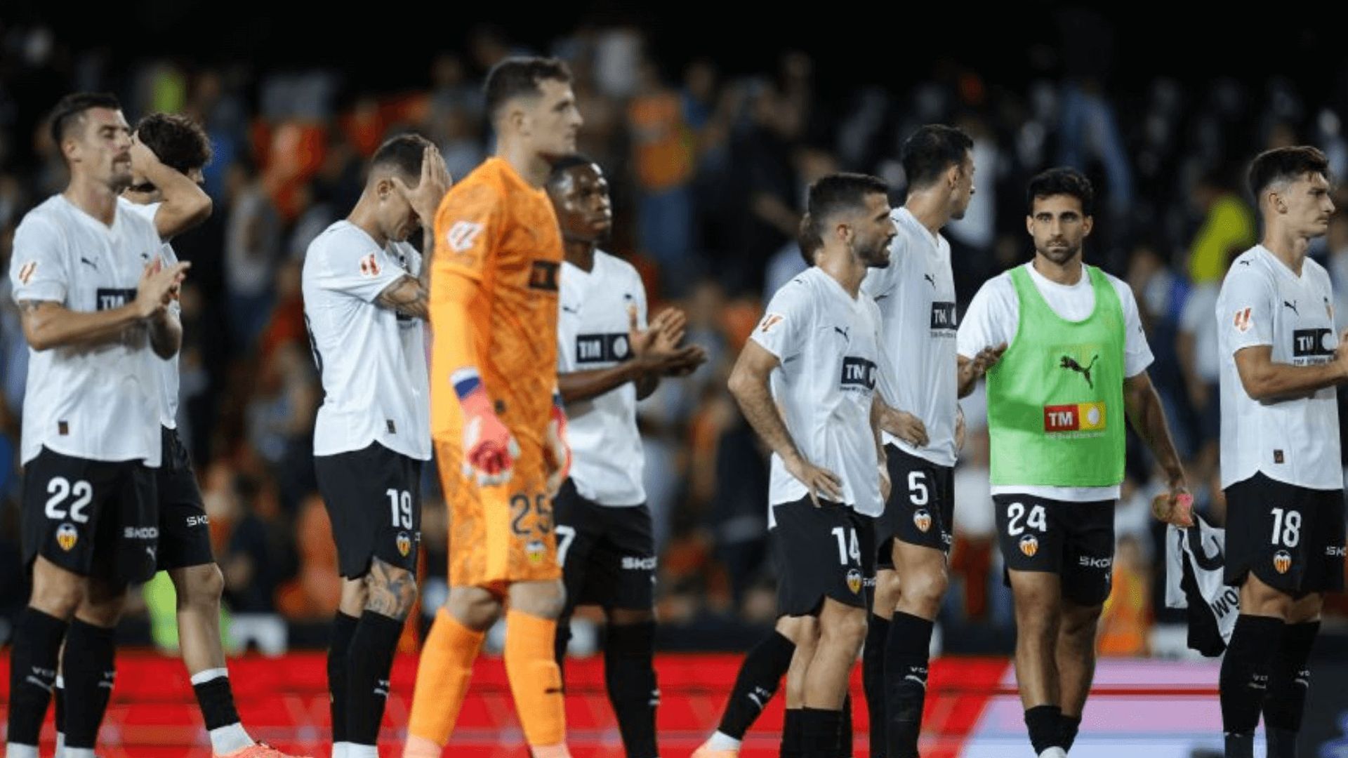 un_valencia_cf_abatido_tras_caer_ante_el_oviedo_foto_laliga.png un_valencia_cf_abatido_tras_caer_ante_el_oviedo_foto_laliga.png