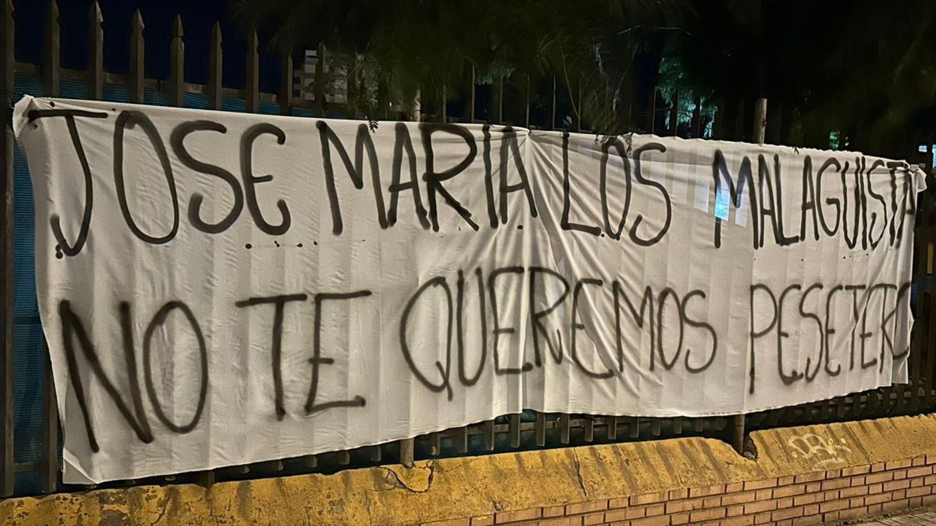 una_de_las_pancartas_dirigida_al_administrador_judicial_del_malaga__001.png una_de_las_pancartas_dirigida_al_administrador_judicial_del_malaga__001.png