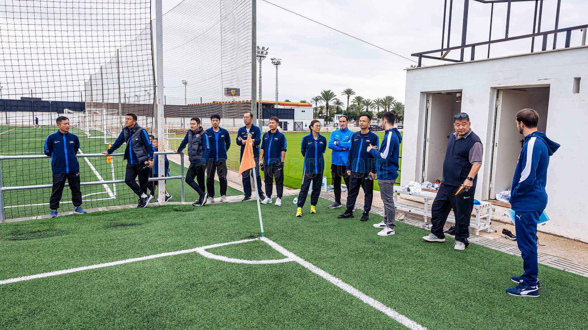 una_delegacion_de_la_chinese_football_association_realiza_una_formacion_con_los_tecnic_004.jpg