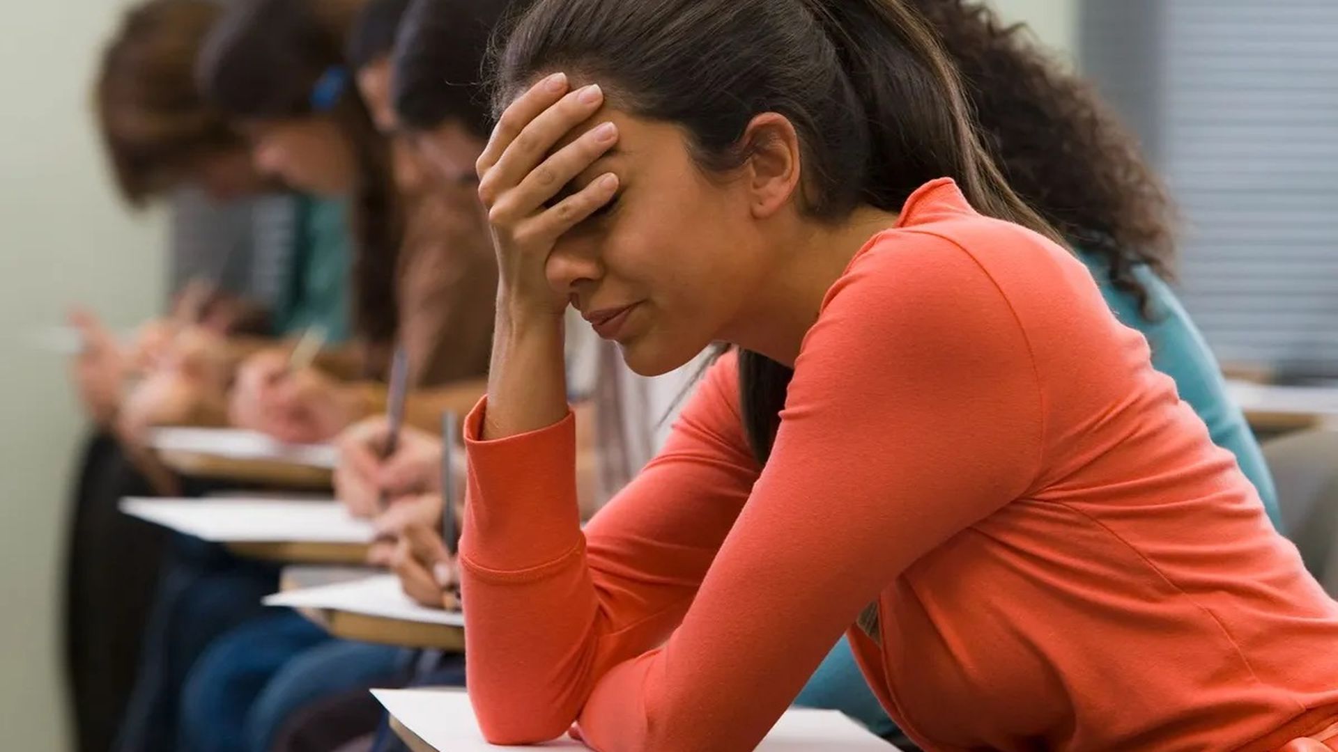 Una estudiante estresada ante su examen de acceso a la universidad