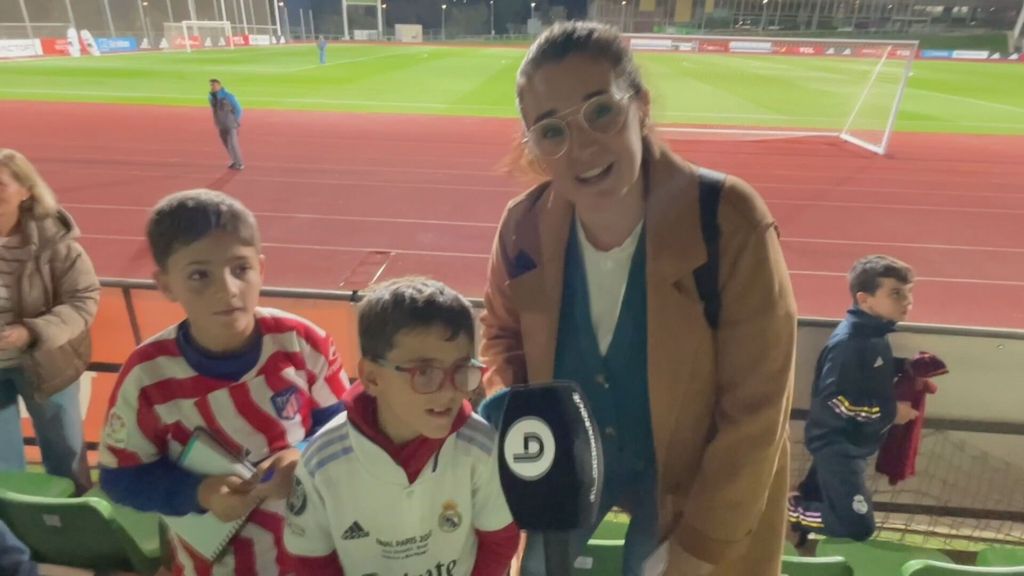 Una familia peculiar en el entrenamiento de la selección: madre del Barça y sus hijos del Atleti y del Madrid