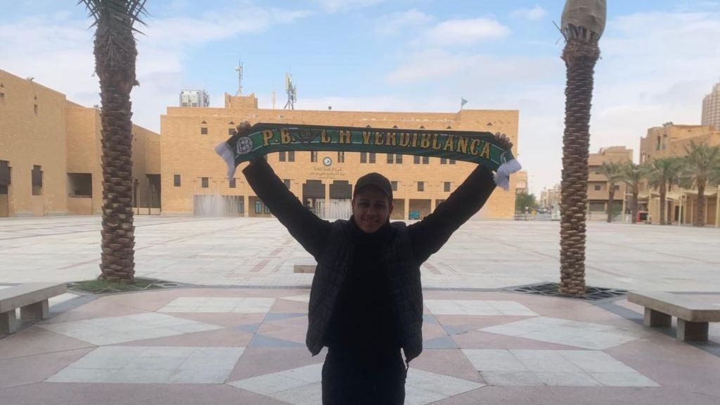 (MEDIASET) Una madre preocupada, el ‘enfado’ de la novia y el abuelo como legado: el viaje a Arabia en solitario de un hincha por amor al Betis