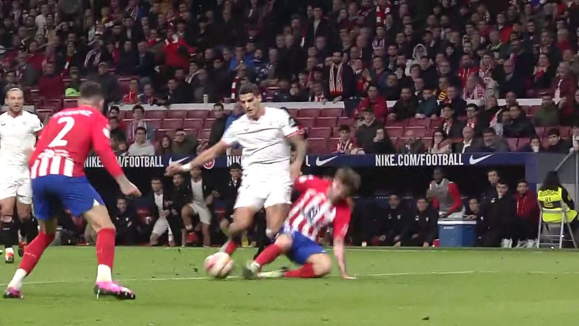 una_nueva_toma_desde_detras_de_la_porteria_deja_claro_que_barrios_toca_balon_en_la_jug_001.png una_nueva_toma_desde_detras_de_la_porteria_deja_claro_que_barrios_toca_balon_en_la_jug_001.png