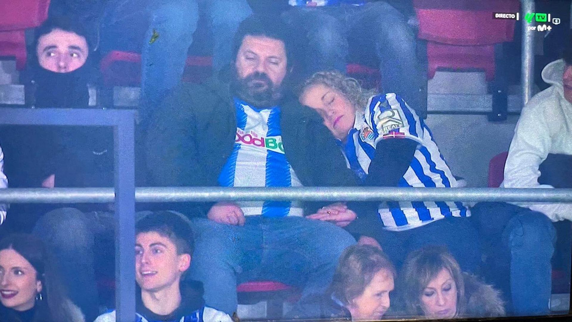 una_pareja_de_aficionados_de_la_real_sociedad_en_el_sadar.jpg una_pareja_de_aficionados_de_la_real_sociedad_en_el_sadar.jpg