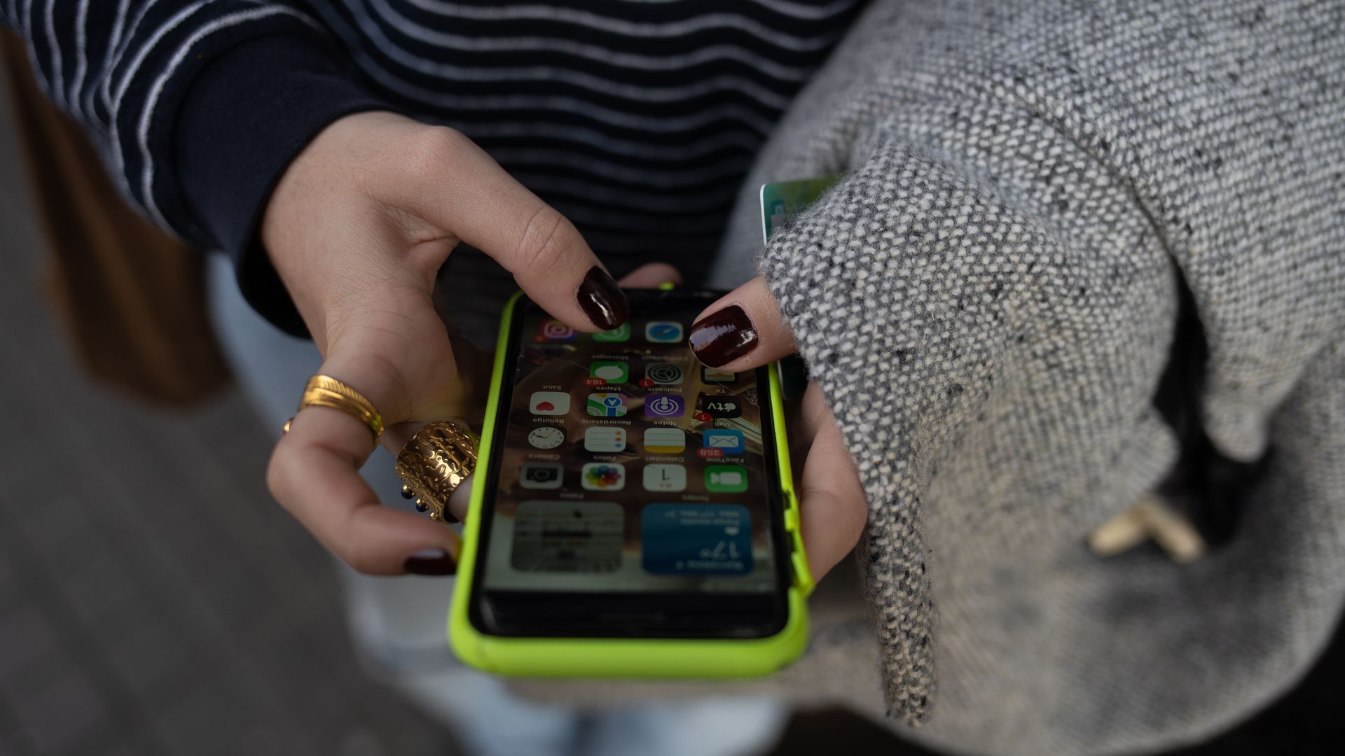 Una persona usa el teléfono móvil