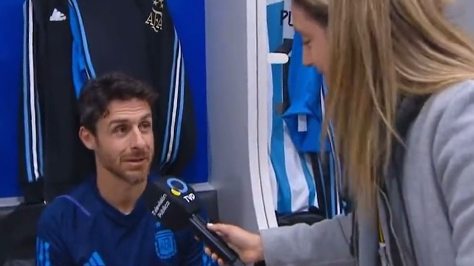 una_reportera_indiscreta_se_cuela_en_el_vestuario_y_se_la_lia_a_pablo_aimar_001.jpg una_reportera_indiscreta_se_cuela_en_el_vestuario_y_se_la_lia_a_pablo_aimar_001.jpg