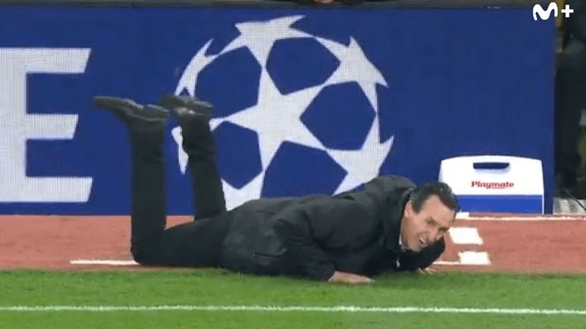 unai_emery_tumbado_en_el_cesped_durante_el_aston_villa_psg.png