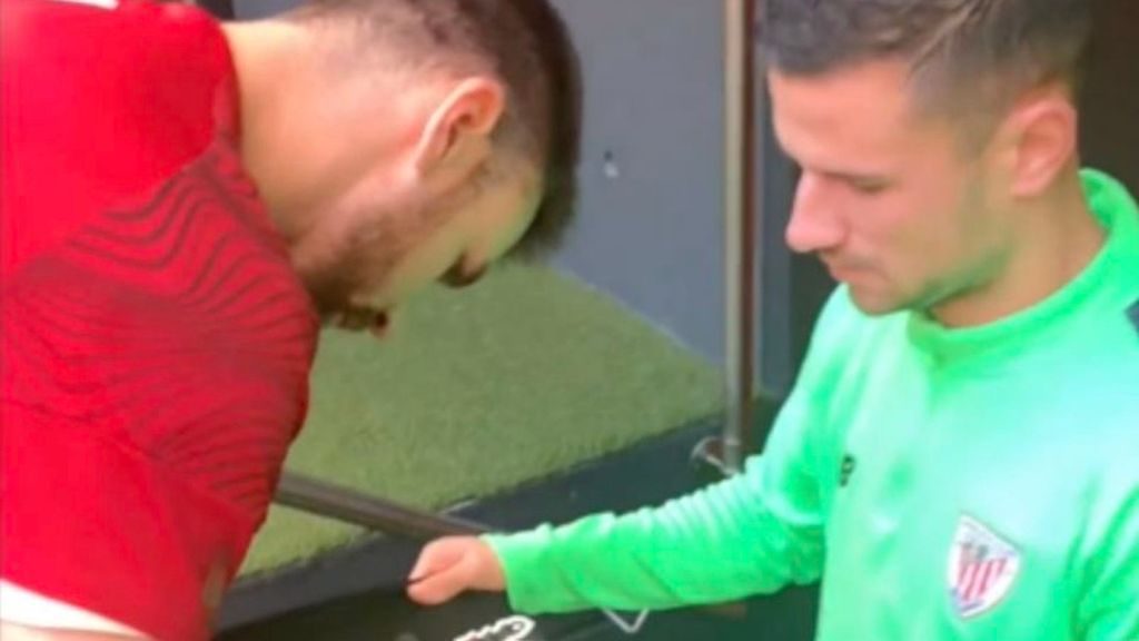 Unai Simón hace feliz a una aficionada con la ayuda de Guruzeta
