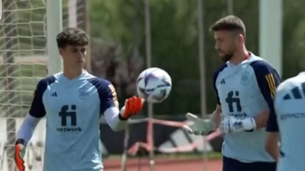 (Mediaset) El gesto de Unai Simón con Kepa que refleja que son una piña: "Buena mano"