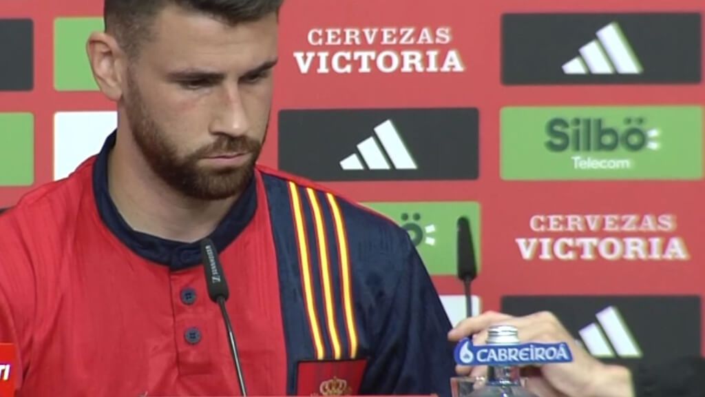 Unai Simón y el problema con los micrófonos