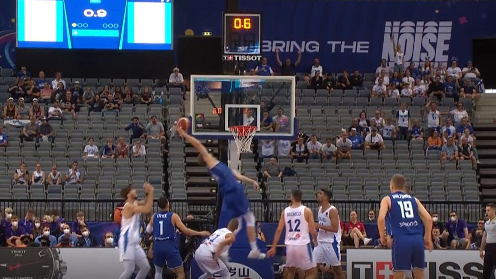 uno_de_los_mates_del_eurobasket_markkanen_machaca_en_la_canasta_de_israel_001.jpg