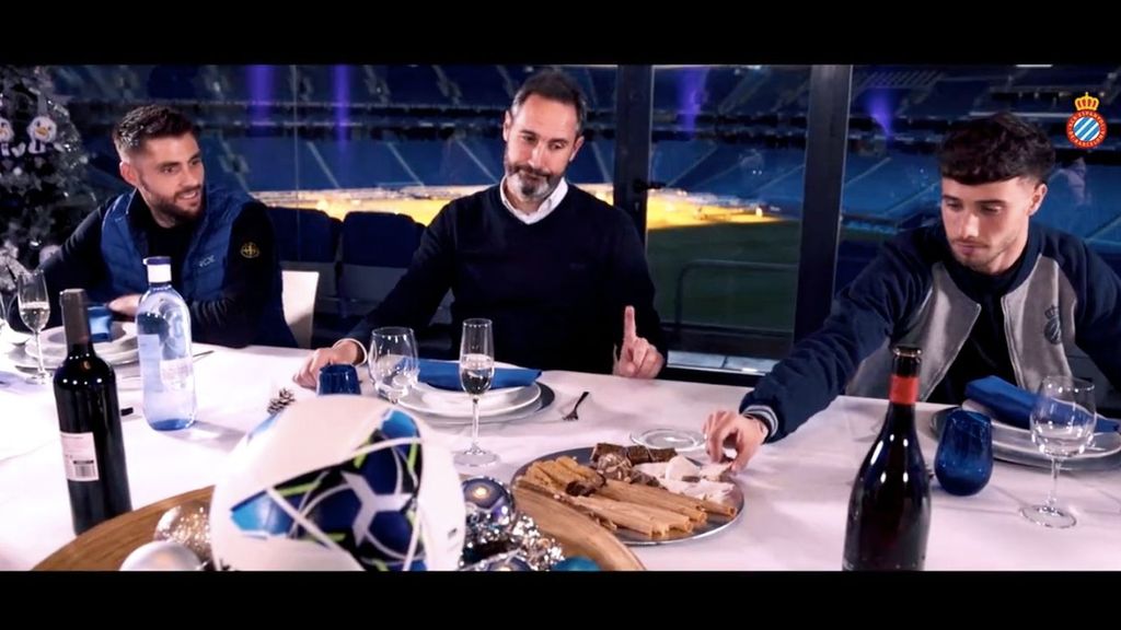 El Espanyol felicita la Navidad a la afición perica: Vicente Moreno castiga a Javi Puado sin turrón y Raúl Tamudo estudia la táctica sobre el mantel