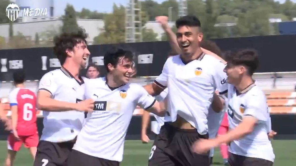 César Moreno, jugador del VCF Mestalla, dedica el gol a su hijo
