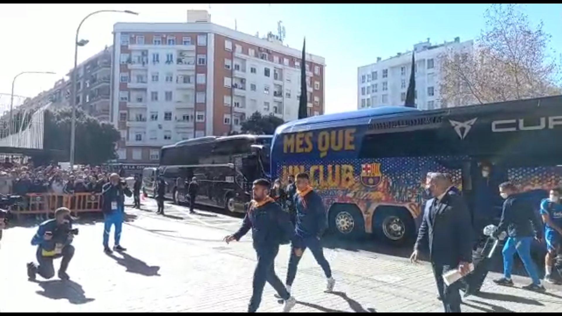 valencia_barcelona_llegada_del_barcelona_a_mestalla_con_pitos_a_ferran_torres.jpg