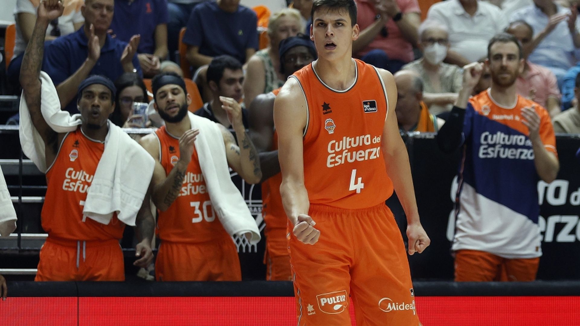 valencia_basket_cierra_su_primer_maraton_de_partidos_recibiendo_al_baxi_manresa_en_la_.jpg