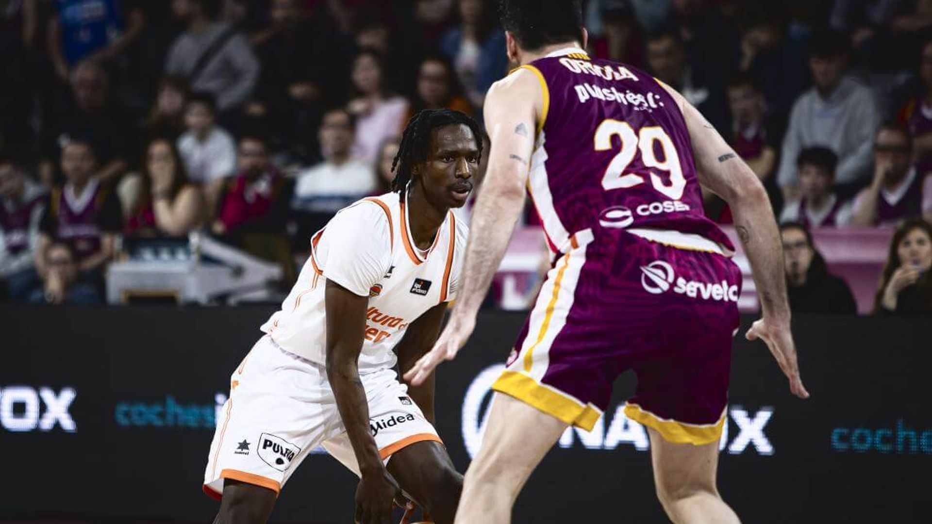 valencia_basket_muestra_su_solidez_defensiva_para_sumar_en_la_cancha_del_hiopos_lleida.jpg