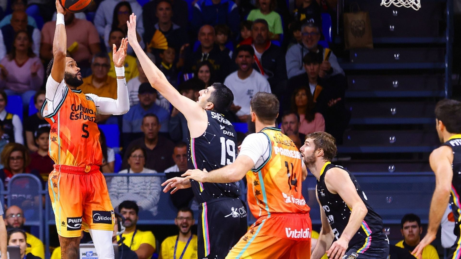 valencia_basket_quiere_mirar_hacia_arriba_ante_tenerife_tras_paso_atras_en_vitoria.jpg