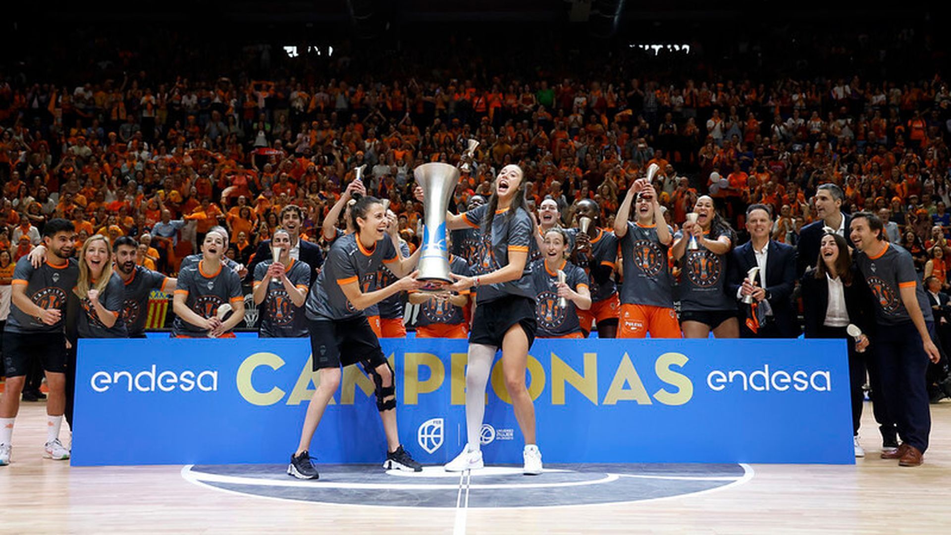 valencia_basket_revalida_el_titulo_de_campeon_de_liga_foto_polo.jpg valencia_basket_revalida_el_titulo_de_campeon_de_liga_foto_polo.jpg