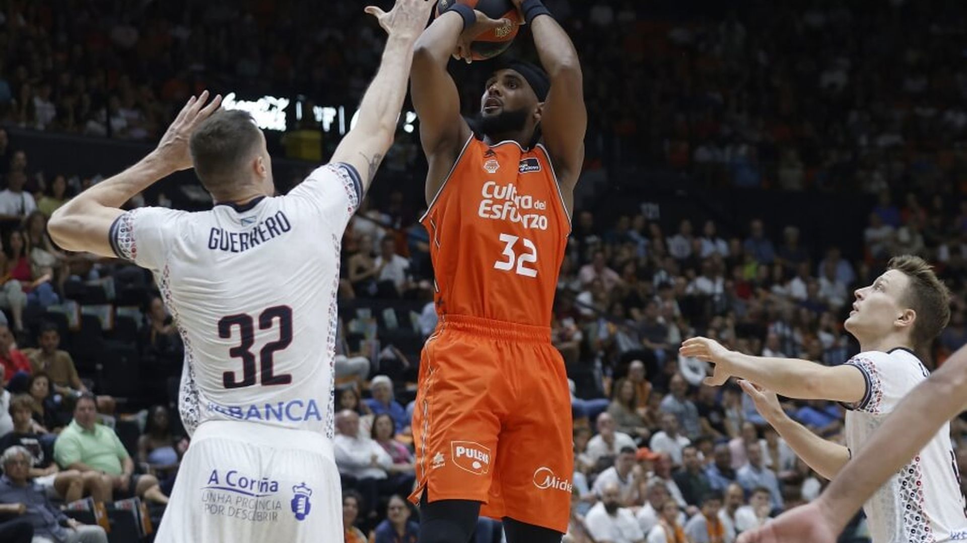 valencia_basket_visita_la_pista_de_un_necesitado_monbus_obradoiro.jpg valencia_basket_visita_la_pista_de_un_necesitado_monbus_obradoiro.jpg