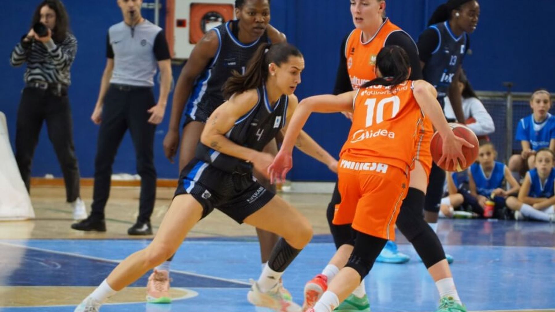 valencia_basket_vuelve_con_triunfo_ante_idk_63_70_001.jpg valencia_basket_vuelve_con_triunfo_ante_idk_63_70_001.jpg