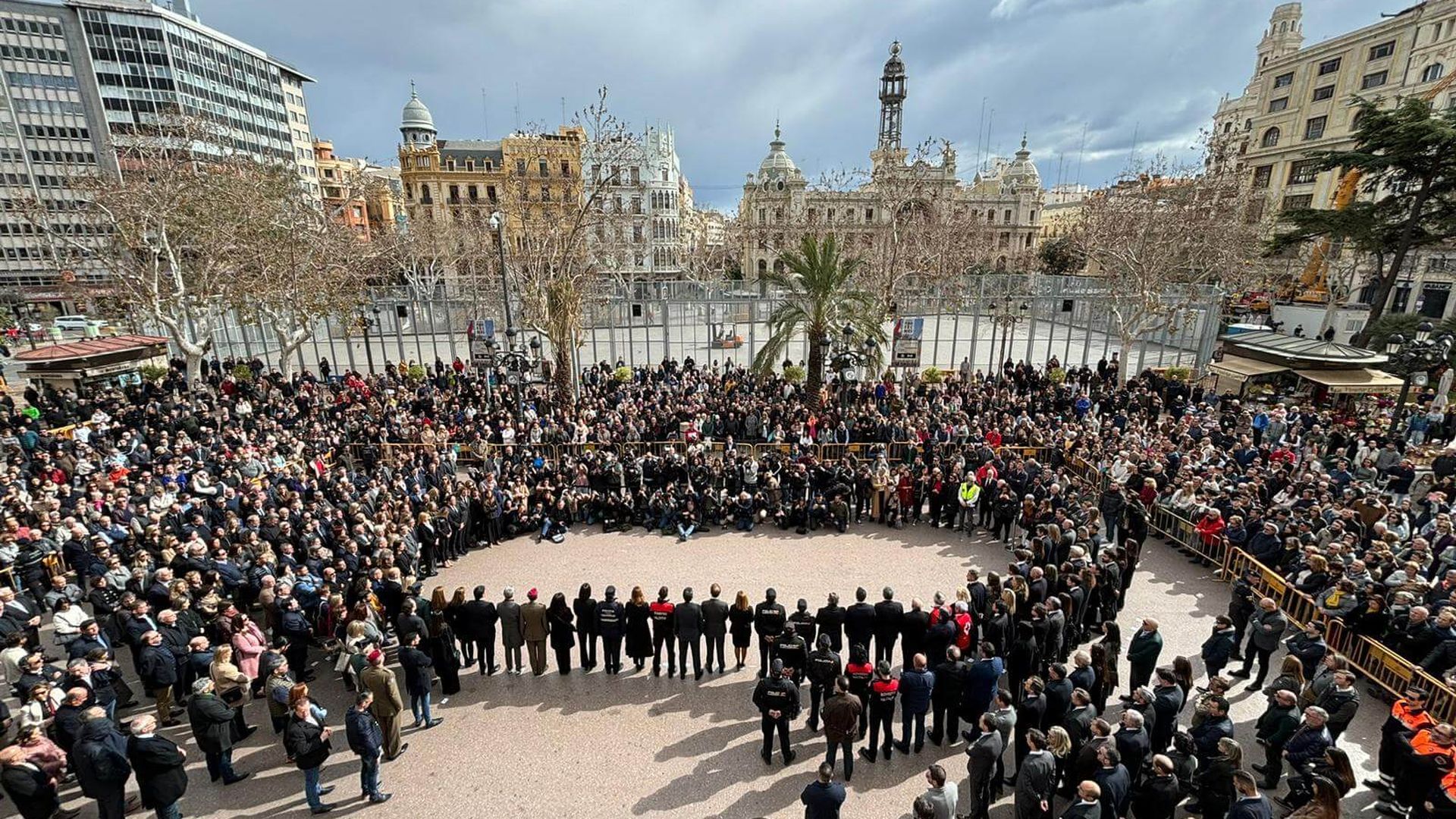 valencia_cf_y_levante_ud_presentes_en_el_minuto_de_silencio_por_las_victimas_del_incen_001.jpg valencia_cf_y_levante_ud_presentes_en_el_minuto_de_silencio_por_las_victimas_del_incen_001.jpg