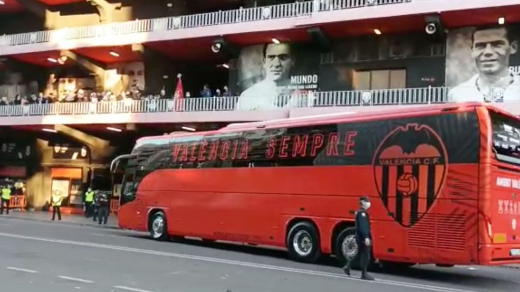 Valencia-Elche: LLegada del autobús del Valencia a Mestalla