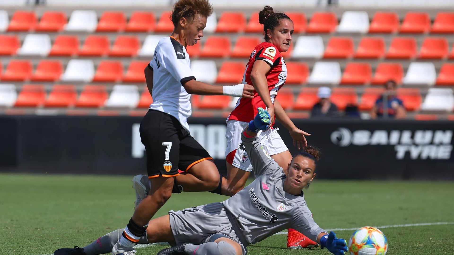 valencia_femenino_contra_athletic_foto_juan_catalan.jpeg