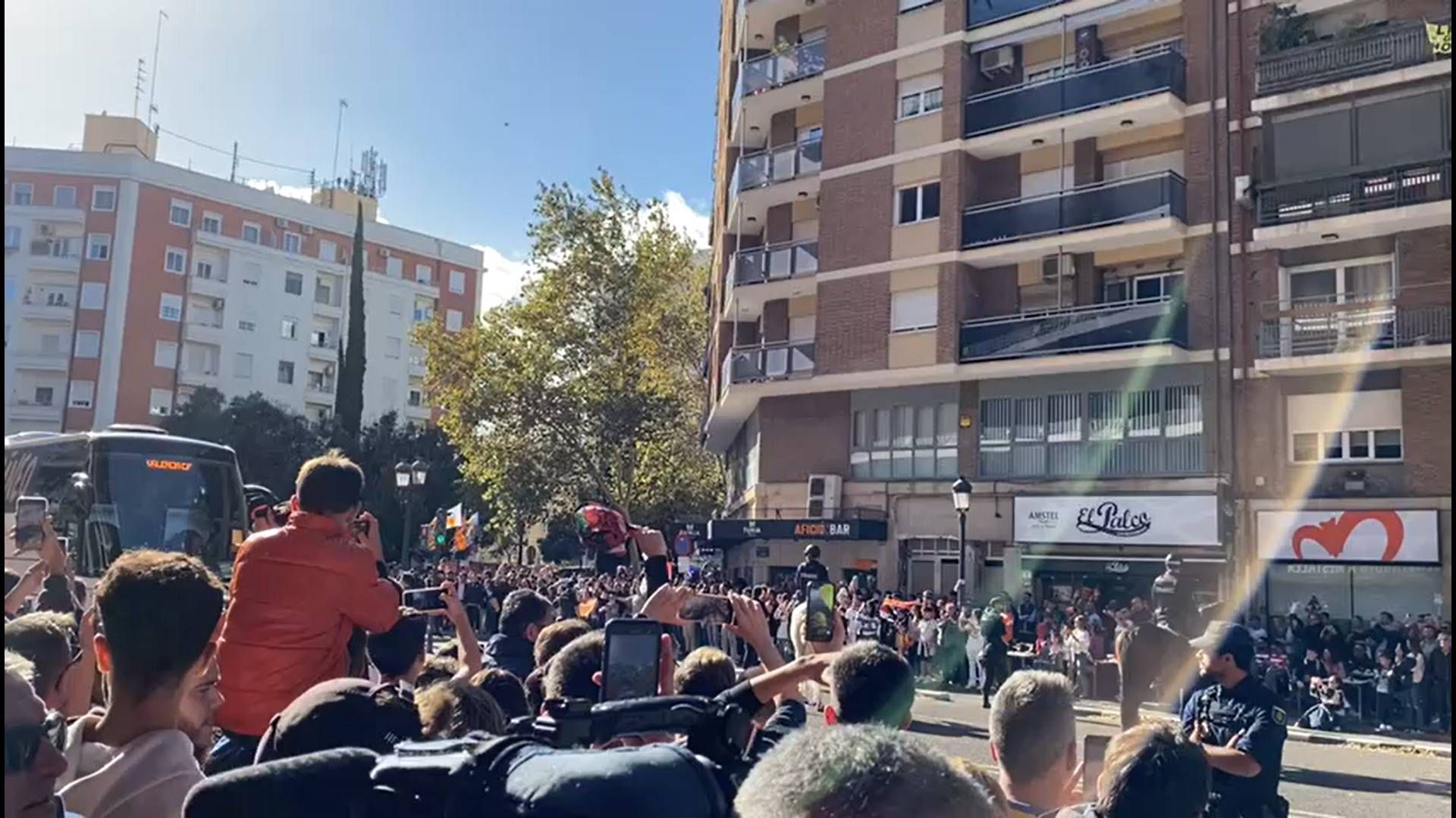 valencia_granada_la_aficion_recibe_a_la_plantilla.jpg