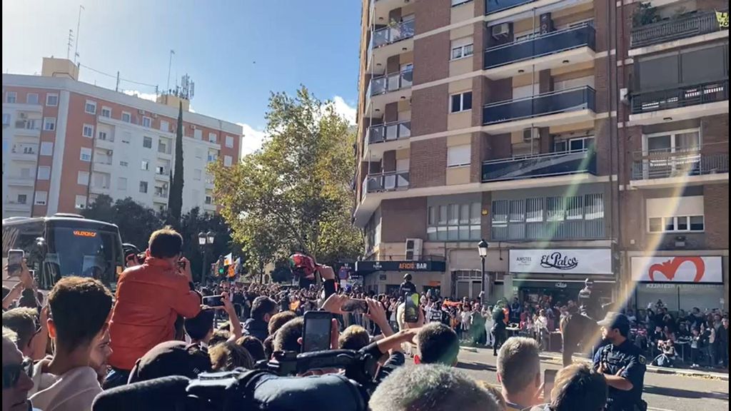 Valencia-Granada: La afición recibe a la plantilla