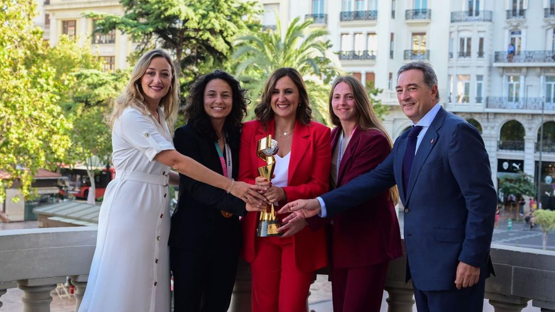 valencia_se_vuelca_con_las_campeonas_del_mundo_002.jpeg valencia_se_vuelca_con_las_campeonas_del_mundo_002.jpeg