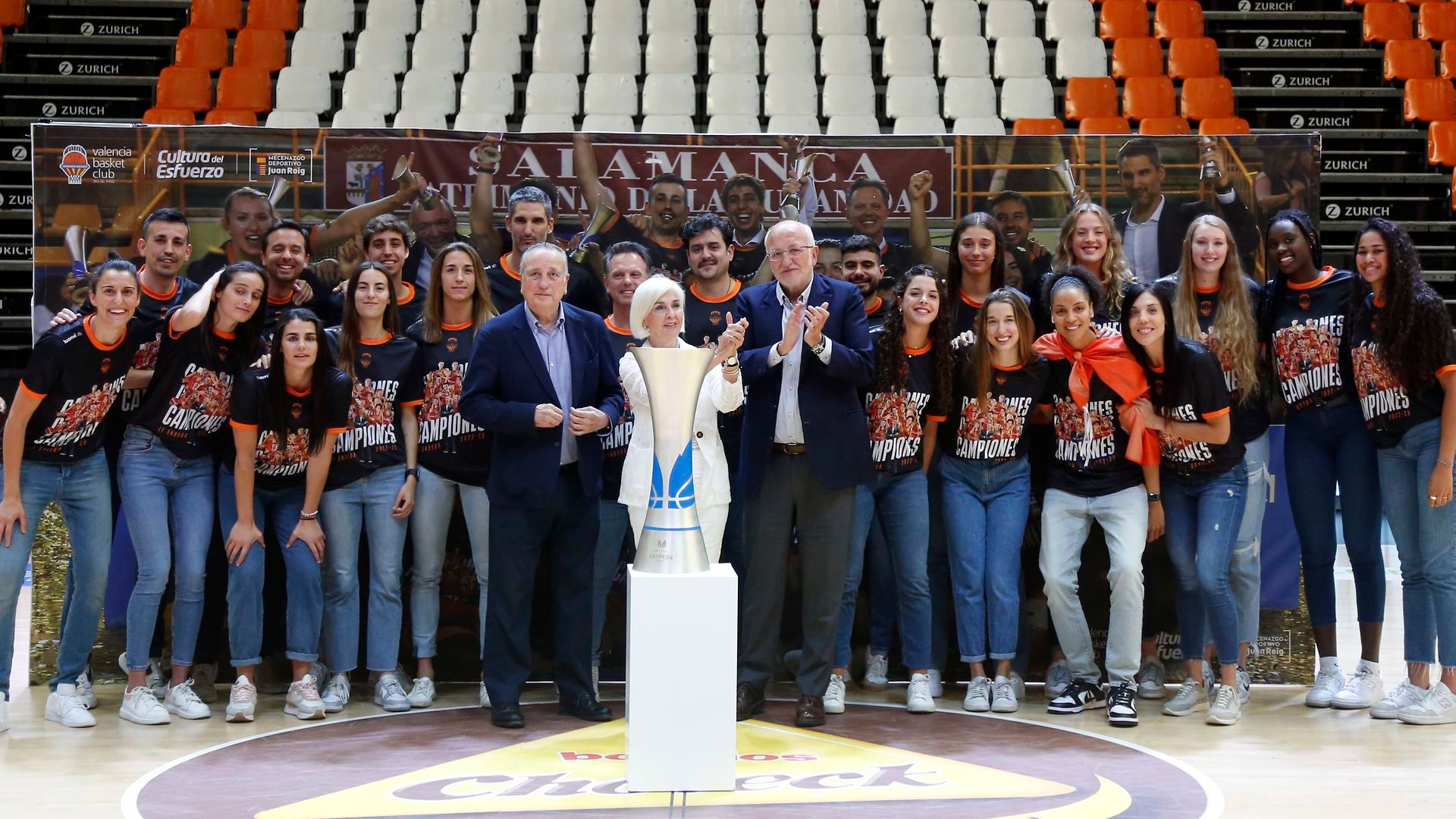 valencia_se_vuelca_con_las_campeonas_del_valencia_basket_001.jpg valencia_se_vuelca_con_las_campeonas_del_valencia_basket_001.jpg