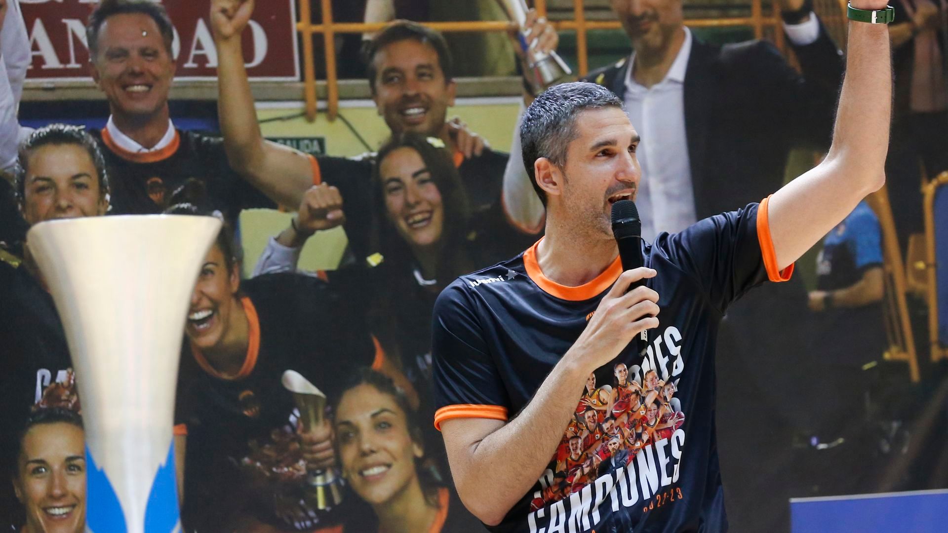 valencia_se_vuelca_con_las_campeonas_del_valencia_basket_004.jpg valencia_se_vuelca_con_las_campeonas_del_valencia_basket_004.jpg