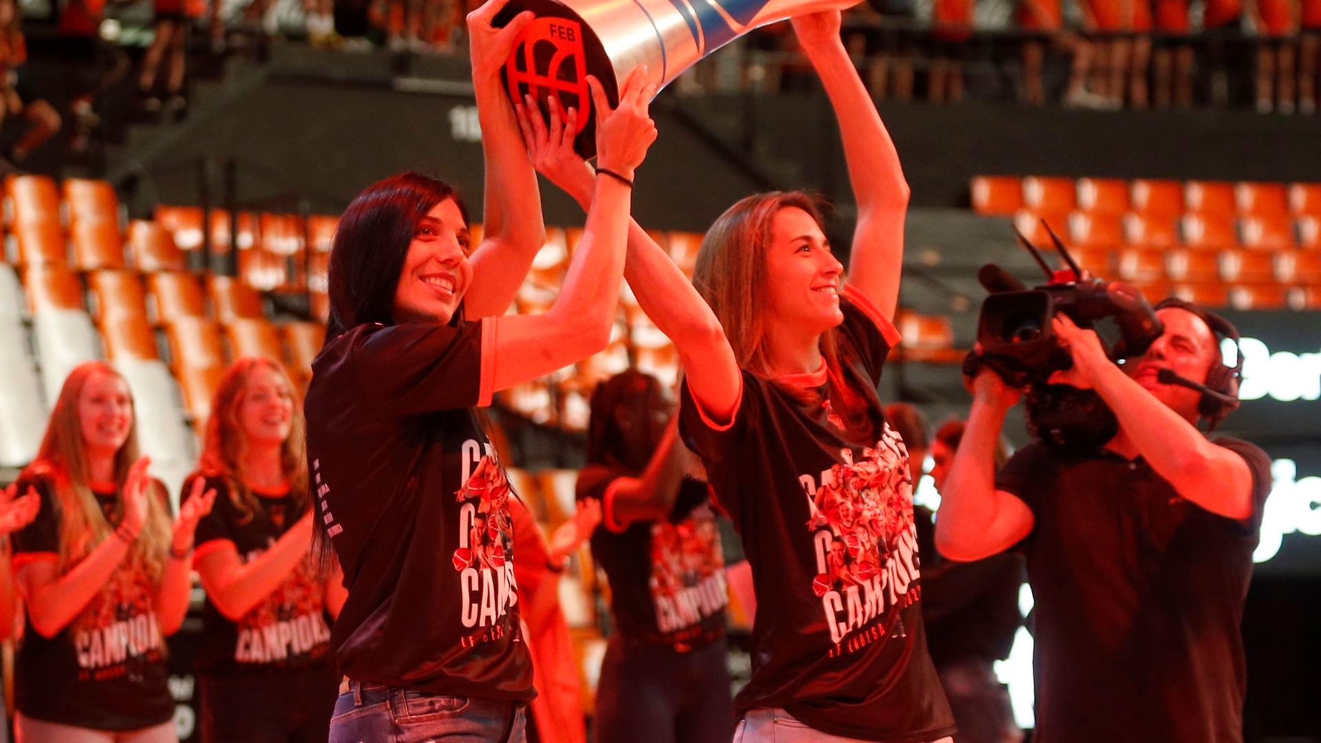 valencia_se_vuelca_con_las_campeonas_del_valencia_basket_023.jpg