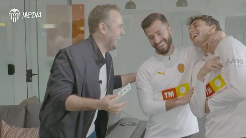 El ilusionista Jorge Blass visita a los jugadores del Valencia CF