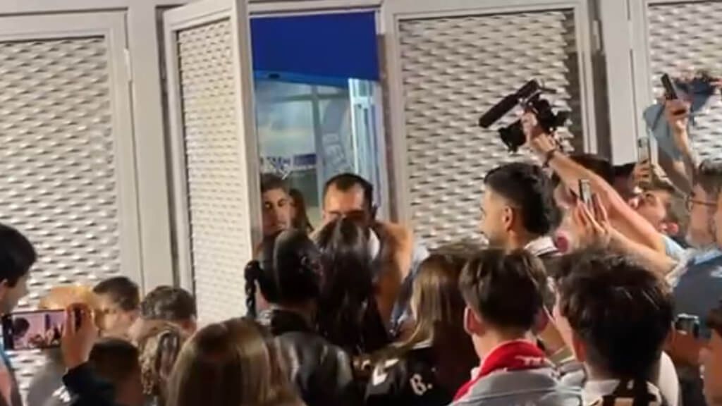 El apasionado beso de Borja Iglesias y María Valero a la salida del Coliseum