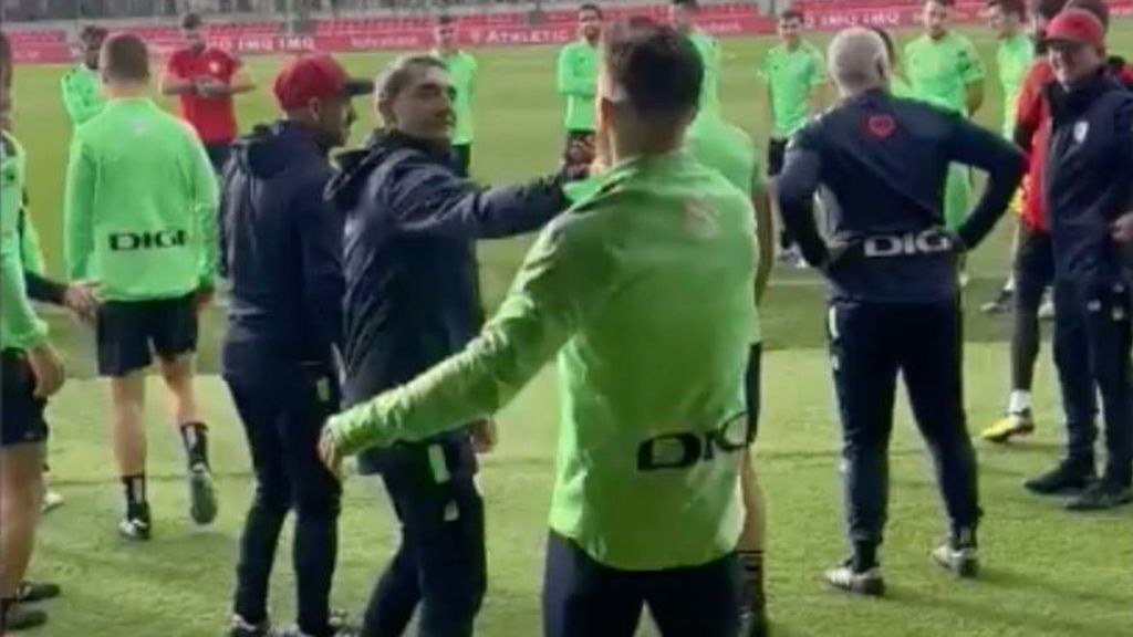 Abrazos en el primer entrenamiento del Athletic en 2023